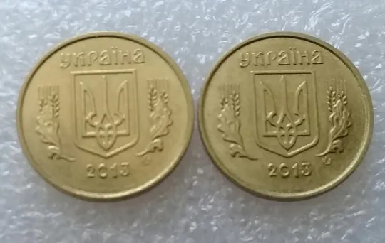 (323) 10 копійок 2013 викрошка на вінку між 4 та 5 гронами - 2 монети одним лотом (10 копеек 2013 брак) Де купити