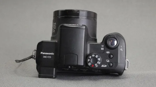 цифровой фотоаппарат Panasonic DMC-FZ5 5.36Mpix LEICA DC Vario-Elmarit 12x Zoom lens З аукціону