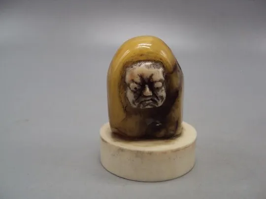 Фигура миниатюра статуэтка Дарума нэцкэ янтарь кость мамонта вес 51 г высота 4,7 см и 3,7 см №14279 Ціна