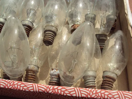 Лампочки форма коническая или свечка длина 9,5 см лот 32 шт ржавый цоколь №15913 в Україні