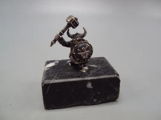 Фигура на подставке статуэтка викинг варвар варяг вес 87,43 г высота 4,9 см размер 4,4х3,2 см №14358 Ціна