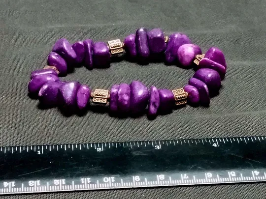 Браслет из агата лилового цвета со вставками бронзового цвета и силиконовой резинкой бижутерия Продаж