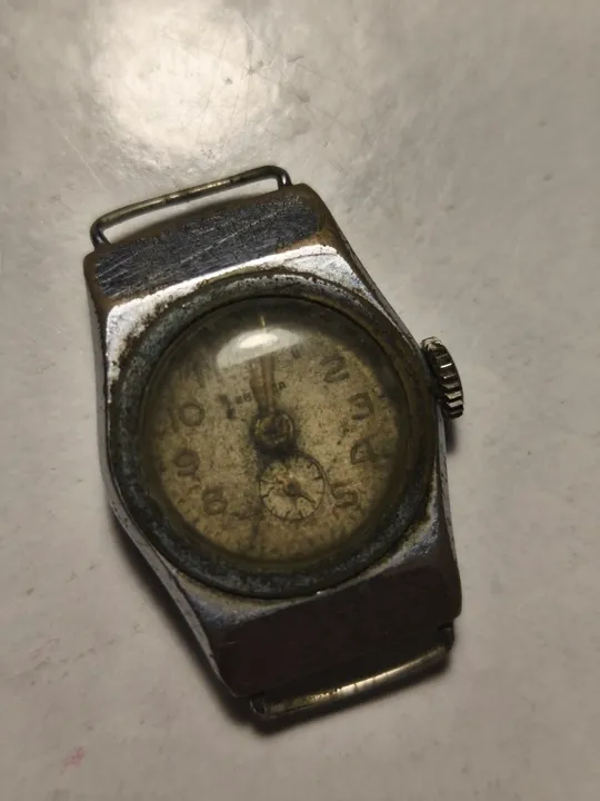 Радянський годинник, ймовірно марки Победа або Заря, з механічним підзаводом і секундною шкалою. Ціна