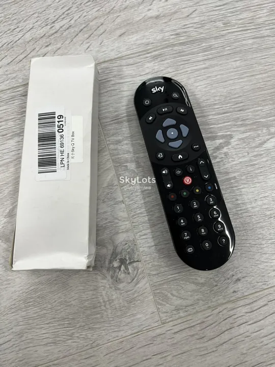 Запасний голосовий пульт дистанційного керування Sky Q – сумісний із приставками Sky Q і Sky Mini – функція голосового пошуку – пульт дистанційного керування з підтримкою Bluetooth Ціна
