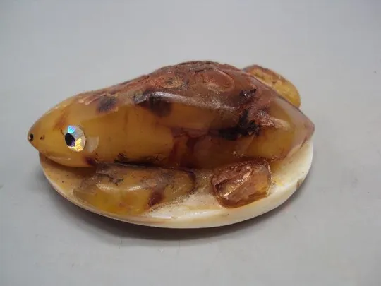 Фигура статуэтка лягушка на листке янтарь перламутр вес 96 г высота 3 см, диаметр 7,5 см №11826 Інтернет-аукціон