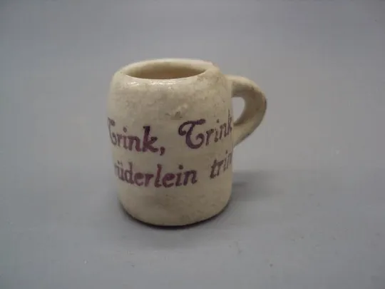 Фигура керамика миниатюра Германия кружка пивной бокал Grink Grink Bruderlein trink высота 2,4см №41 Ціна
