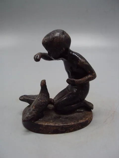 Фигура чугун статуэтка мальчик кормит голубей мальчик и голуби высота 8,8 см №13795 Ціна