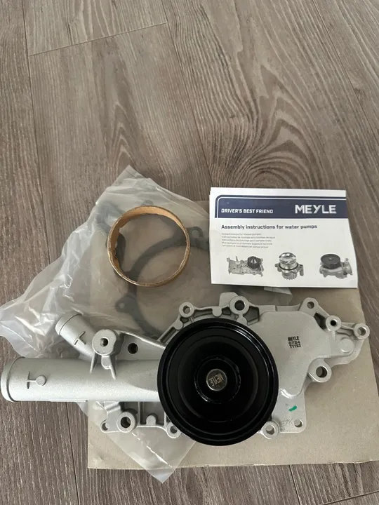 Купити Водяной насос Meyle — это высококачественный элемент системы охлаждения, который обеспечивает надёжную циркуляцию охлаждающей жидкости в двигателе, предотвращая его перегрев.