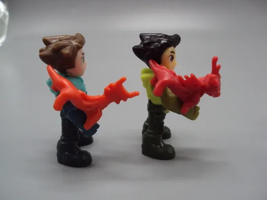 Фигурка киндер сюрприз VQ187 Ferrero парень и дракон на руке лот 2 шт №18618л в Україні