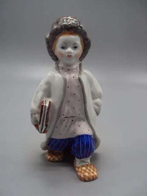 Фигура фарфор статуэтка ЛФЗ мальчик идет Филипок с книгой идущий в школу высота 14 см №14460 Ціна