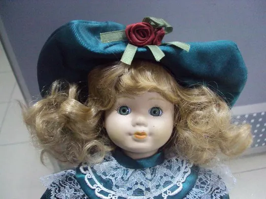 Купити фарфоровая кукла в зеленом платье и шляпке 38 см №2939