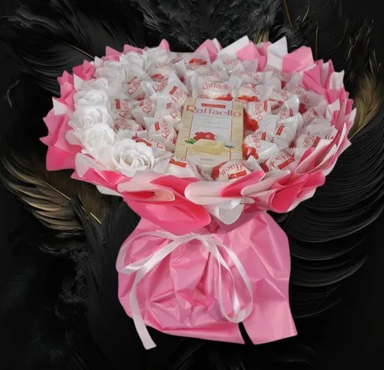 Купити Букет з цукерок Raffaello Рафаелло (9 шт.) і живих троянд (33 шт.) оригінальний подарунок рожевий