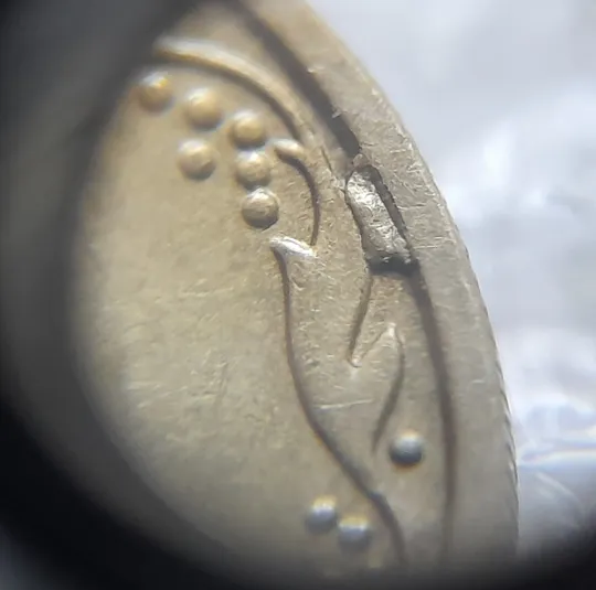 (2159) 10 копійок 2008 викрошка на реверсі між 2 гр. та кантом (лишній метал) (10 копеек 2008 брак) Де купити