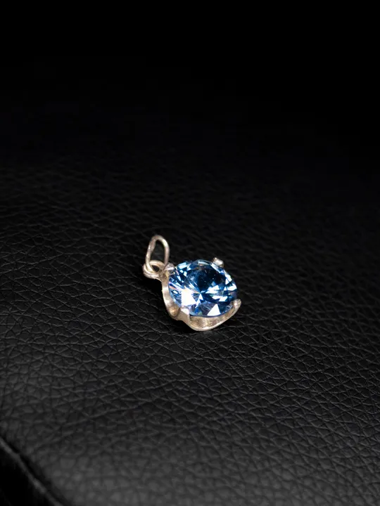 Підвіска з срібла 925 проби, родійована, оздоблена ліндо-топазом Ціна