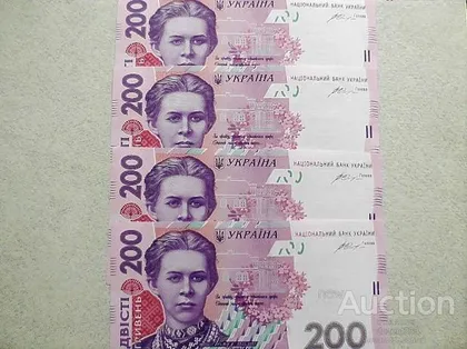 фото, Пресс 200 гривень Україна 2014 рік підпис В. Гонтарева( чотири банкноти одим лотом, номера підряд )