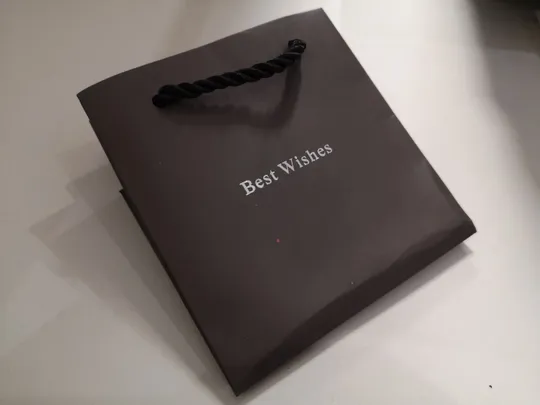 троянда з намистом в коробці +відкритка та подарунковий пакет (намисто зі золотистим завитком любові) (17) в Україні