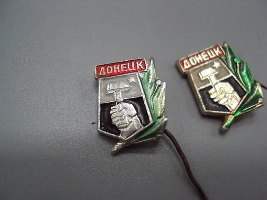 Купити Знак герб Донецк рука с молотком игла лот 2 шт №16596