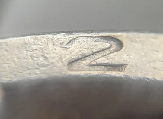 Купити (7467) 1 гривня 2001 викрошка вверху '2' слова '2001' на гурті (1 гривна 2001 брак)