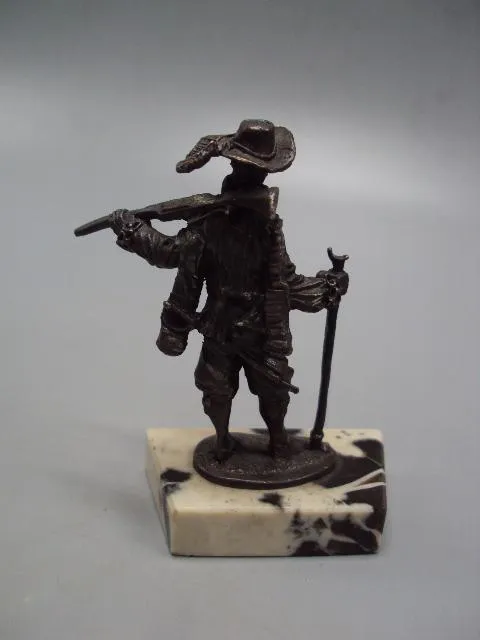 Купити Фигура на подставке статуэтка мушкетер с мушкетом ружьем серебро вес 84,58 г высота 7 см №14359