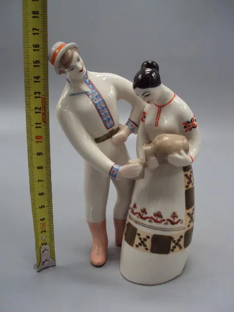 Купити Фигура фарфор статуэтка Полонное ЗХК парочка парень и девушка наливает молоко пара 16,4 см №14551