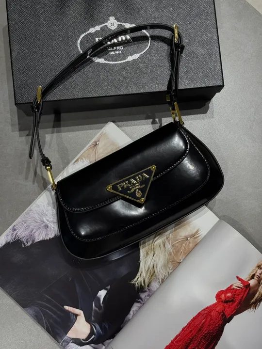 Сумка жіноча Prada Patent Leather Shoulder Bag Black З аукціону