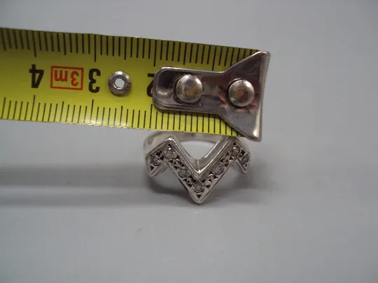 Женское кольцо M или W белые вставки серебро 925 проба вес 4,66 г 18 размер №15582 З аукціону