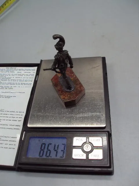 Фигура на подставке статуэтка офицер в форме гусар с пистолем серебро 925 проба вес 86,43 г №14360 Де купити