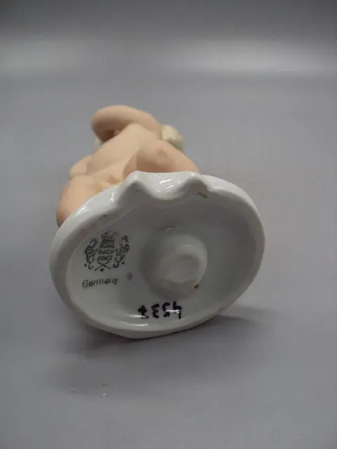 Фигура фарфор Германия Schaubach Kunst путти мальчик с шаром Кунст ребенок кидает шар 18,5 см №14343 З аукціону