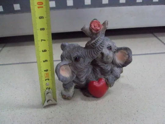 Фигура пластик слон слоник слоненок слоны с сердечком и розой №10211а З аукціону