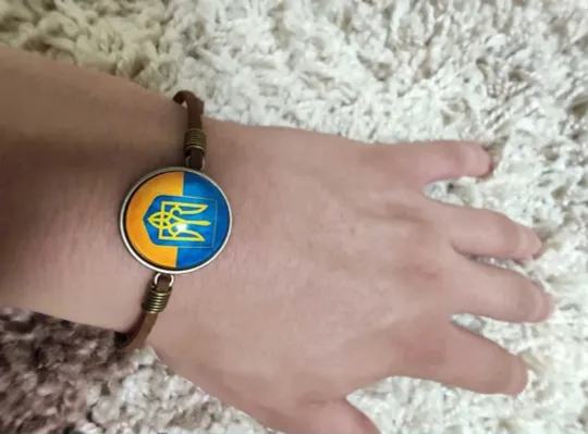 В наявності браслети та фенічки ручної роботи жовто-синього кольору! З аукціону