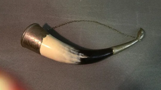 Купити Ріг костяний старий радянський декоративний прикрашений мельхіором Вживане