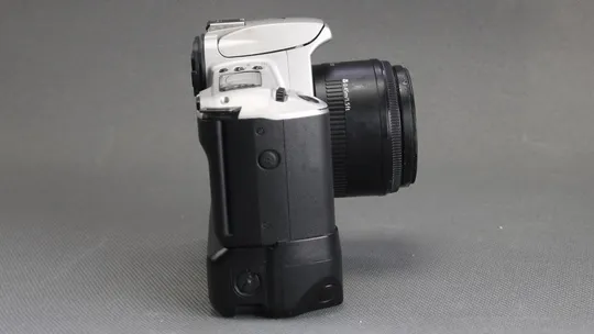 Фотоаппарат Canon EOS 300 + Батарейная ручка Canon BP-200 + объектив Canon EF 50mm/1.8 II Ф52мм Вживане Продаж