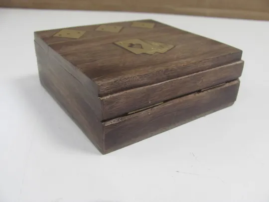 Дерев&#039;яна коробка для карток, інкрустована латунними тузами та кубиками, покерні карти та дерев&#039;яні кубики (20) Характеристики