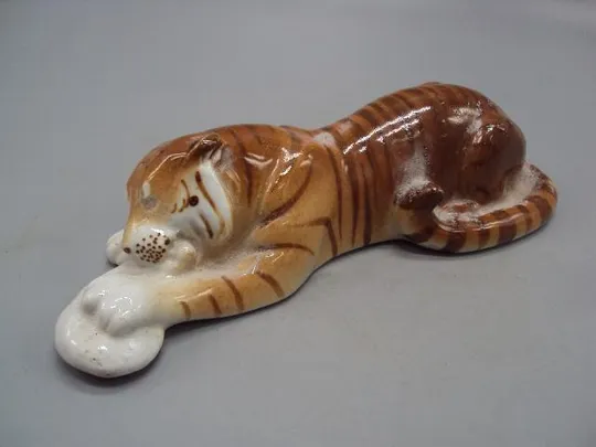 Фигура фарфор статуэтка ЛФЗ тигр с мясом ест мясо высота 5,3 см, длина 20,4 см (есть трещина) №10573 Ціна