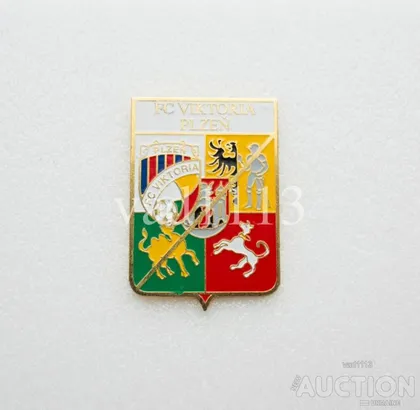фото, значок футбол  ФК Виктория Пльзень Чехия  (серия герб города и эмблема клуба).