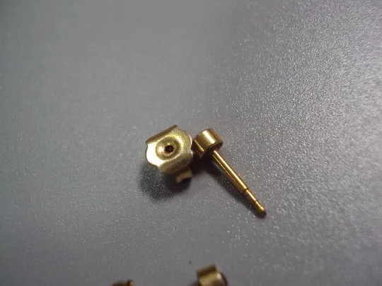 Бижутерия серьги гвоздики круглые с красным камушком Европа б/у позолота (№7) №11239 Продаж