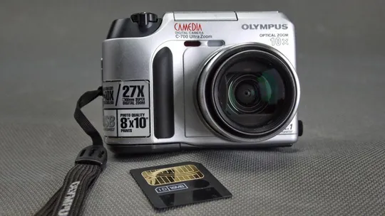 Цифровий фотоаппарат 3.0Mpix Olympus Camedia C-700 Ultra Zoom + EQ 38-380мм Zoom lens x10.0 Вживане Продаж