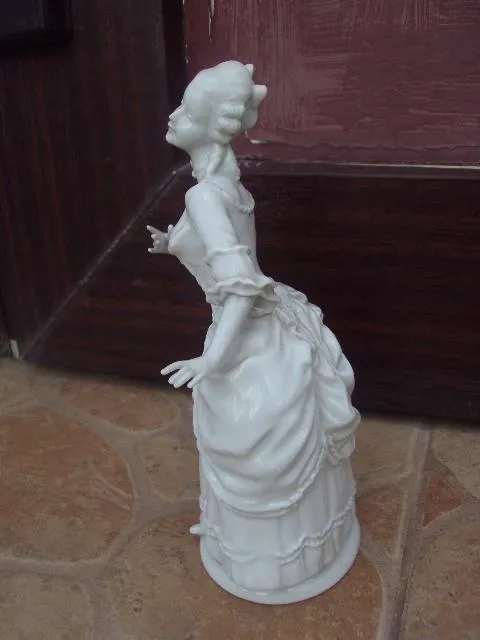 Фарфоровая фигура Валлендорф девушка дама в платье Валендорф 19 см (на пальцах склейка) №3211 Недорого