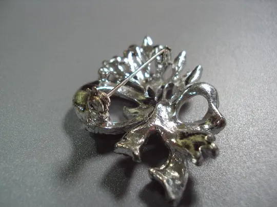 бижутерия брошка брошь бантик букет бант 5,2 см (нет некоторых камушков) №10855 Характеристики