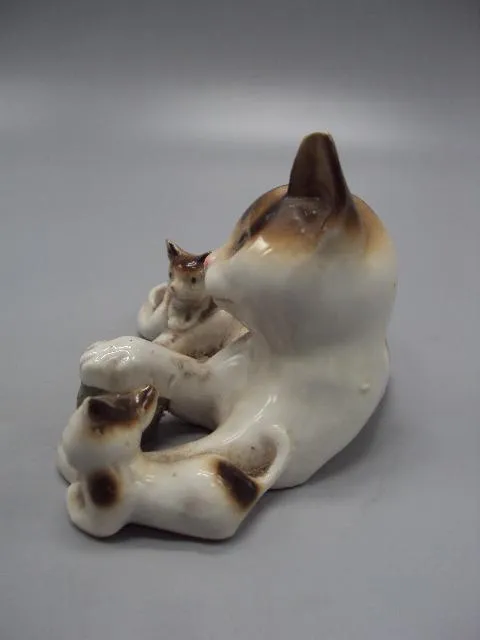 Фигура фарфор Германия GH co Grafenthal кошка с котятами и клубком котики высота 7,7см (скол) №11570 З аукціону