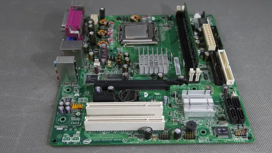 Материнская плата Intel D102GGC2 ATI XPRESS 200 PCI-E + Pentium D 945 HT 3.40GHz/4M/800 + 1Gb DDR2 Інтернет-аукціон