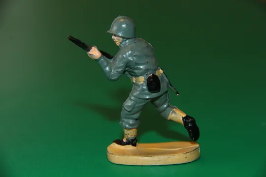 Купити ПІХОТИНЕЦЬ ЩО БІЖИТЬ З КАРАБІНОМ АМЕРИКАНЕЦЬ солдат польша  ПОЛЬЩА  54мм РІДКІСНА ФІГУРКА