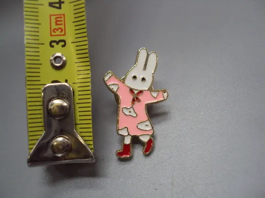 Купити Значок пін білий кролик зайчик в сукні халаті заєць зайка знак брошка №18442