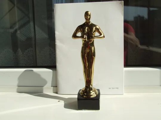Керамика статуэтка Оскар в позолоте раз. 26 х 9 см. 2010 . гг. Продаж