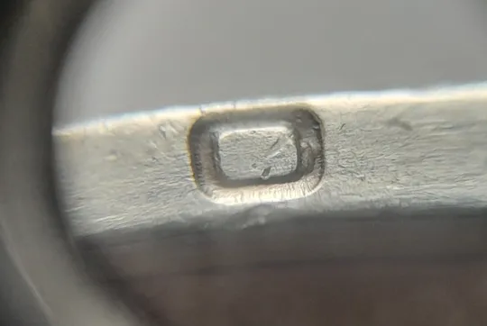 (5577) 1 гривня 2005 викришки у першій цифрі "0" слова "2005" та в букві "Р" слова "ГРИВНЯ" на гурті (1 гривна 2005 брак) Ціна