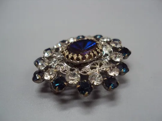 Бижутерия брошка цветок брошь цветочек с белыми и синими вставками размер 4,2 х 4,7 см №14070 Де купити