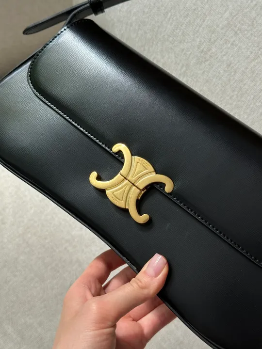 Сумка жіноча Celine Medium Lola Bag in Shiny Calfskin Black/Gold  991011 Де купити