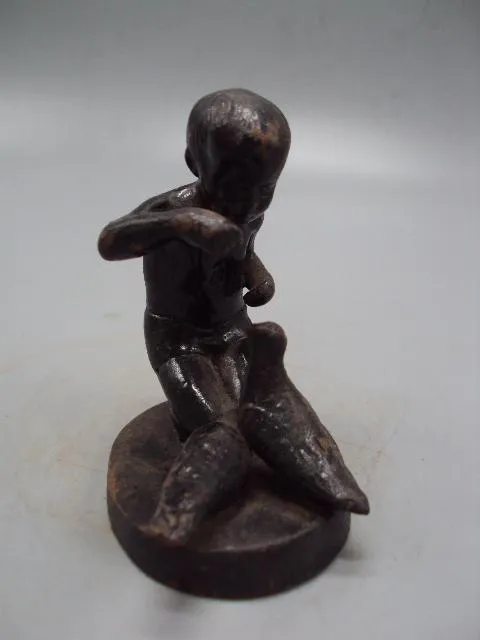 Фигура чугун статуэтка мальчик кормит голубей мальчик и голуби высота 8,8 см №13795 Інтернет-аукціон