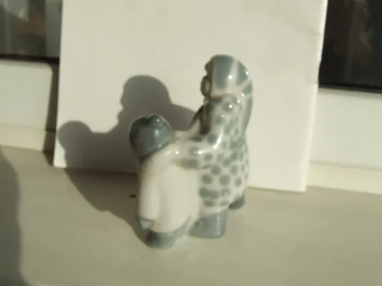 Статуетка зимній дворик діти сестрички ссср 1970 рр. роз 12х11 см. полонне . З аукціону