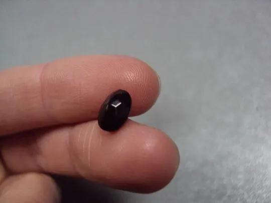 Камень гранат темно-красный овальный для ювелирных изделий вес 0,2 г размер 3,5 х 8 х 6 мм №13279 Продаж